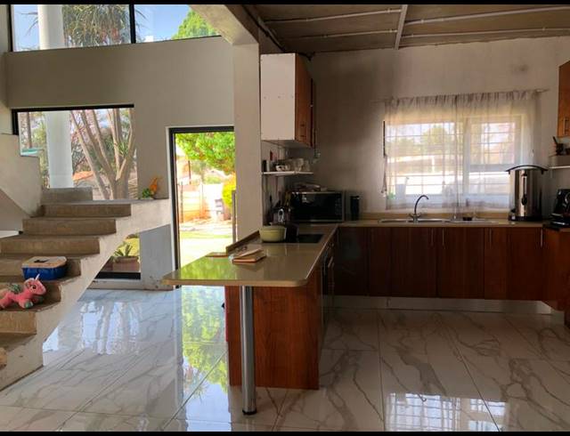 4 BEDROOM HOUSE FOR SALE IN STRUBENSVALLEI